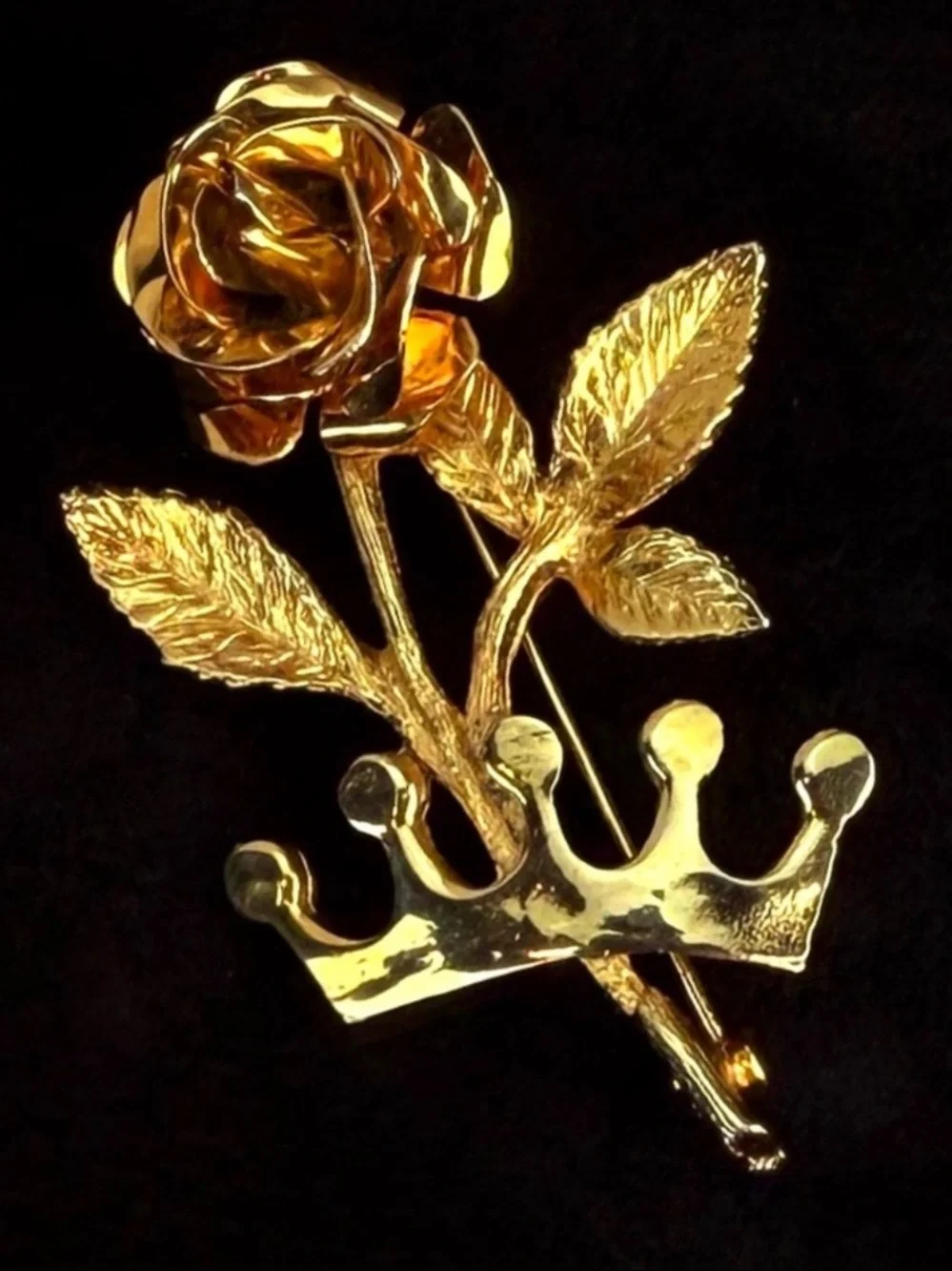 Elegant vintage 3-D flower crown goldtone brooch pin